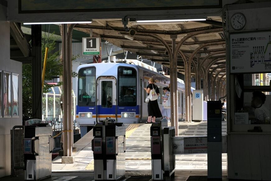 汐見橋駅に到着する2000系（記者撮影）