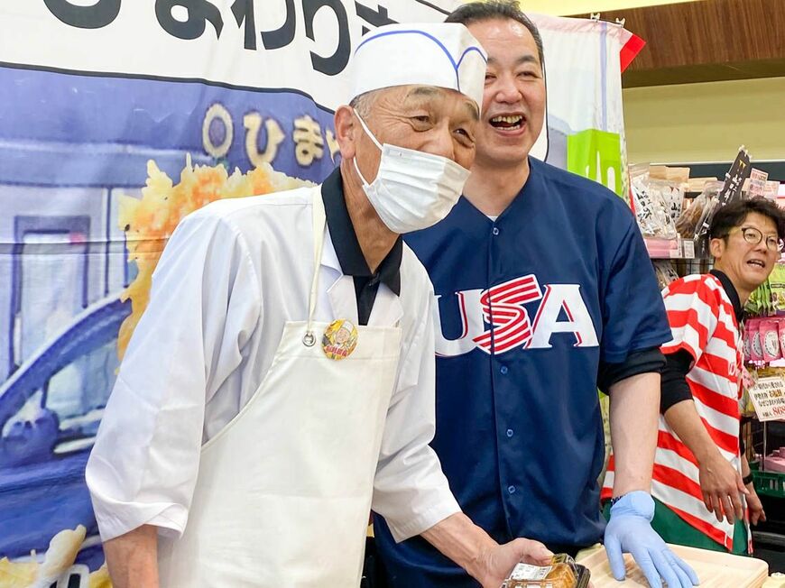 行列に並ぶお客さんに笑顔を見せる修仁郎料理長（左）、ポール中山さん（左から2番目）と副店長・ウォーリーさん（左から3番目）（写真：ひまわり市場提供）