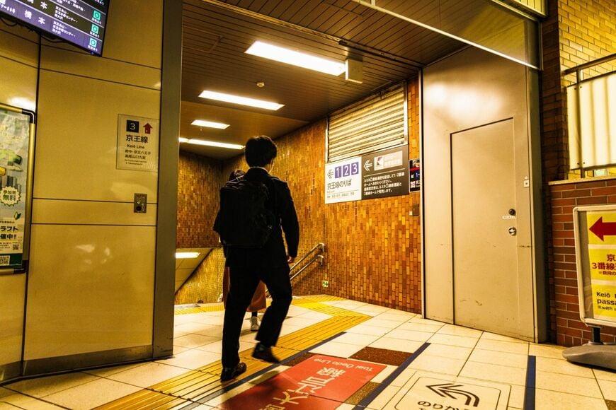 3番線ホームと新線新宿駅の連絡通路を新線側から。階段を降りて上っての細い通路だ（撮影：鼠入昌史）