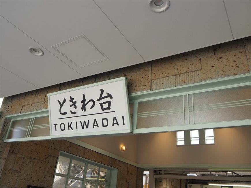 ガラスの欄間も凝ったデザインだ（記者撮影）