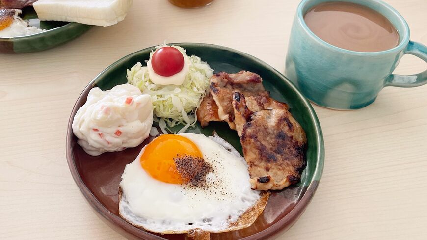 陶芸を始めて1年。自作の器で食事をとると粗食もごちそうです（筆者撮影）