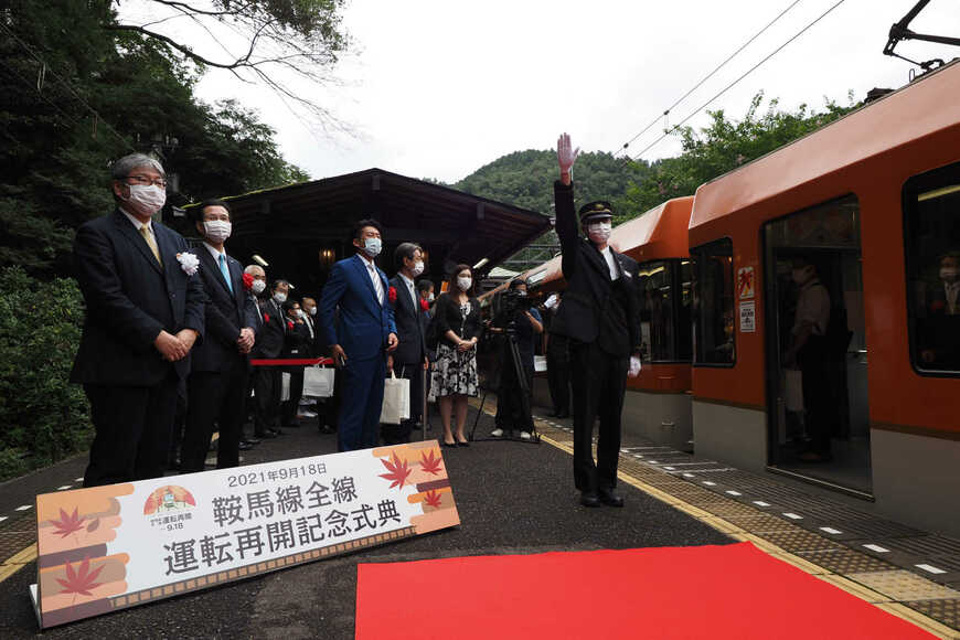 助役の合図で記念列車が発車した（撮影：伊原薫）