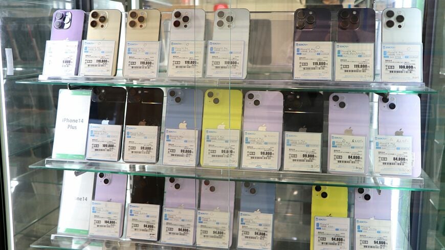 ゲオモバイルアキバ店に陳列されたiPhone。ハイエンド品は外国人観光客らに人気がある（記者撮影）