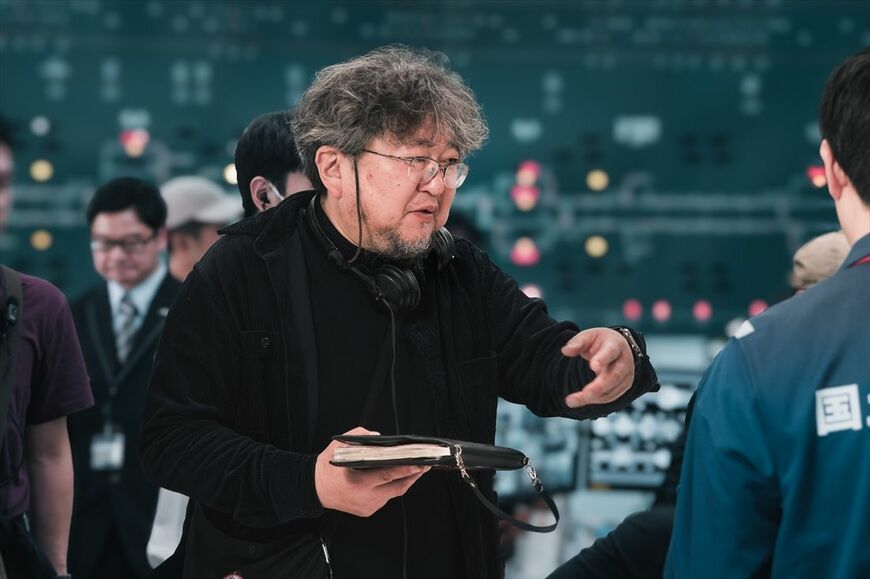 撮影現場での樋口監督（写真：Netflix映画『新幹線大爆破』）