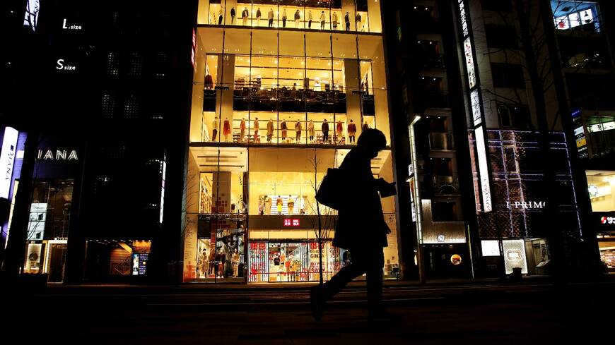 今年3月初旬、平日夜の銀座は人通りも少なく閑散としていた。この街で働く人々はかつてない苦境を迎えている（撮影：今井 康一）