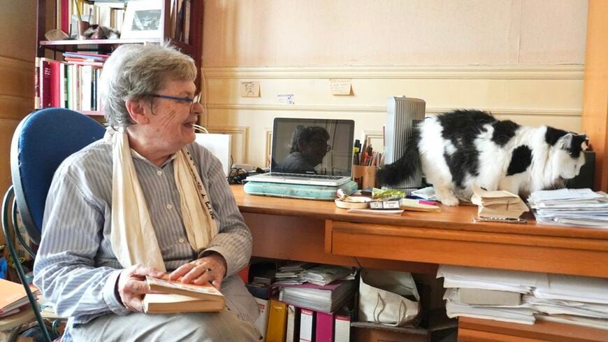 日本語翻訳家のドミニク・パルメさんと、書斎を気ままに歩き回る愛猫の水（みず）くん（筆者撮影）