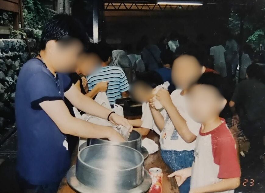 袖が赤いTシャツの子が宮下さん。食前にお祈りをしている（写真：宮下さん提供）