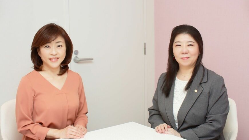 松本明子さんと、墓じまいの専門家である明石行政書士事務所代表の明石久美さんこの記事の画像を見る(◯枚)