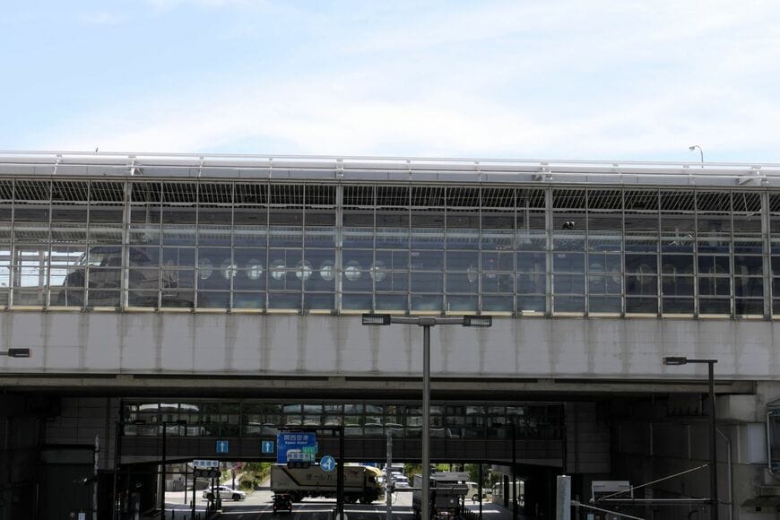 りんくうタウン駅に停車する難波行きのラピート（記者撮影）