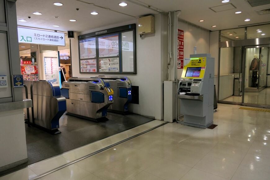 ミロード改札は「本厚木ミロード」の「ミロード1」4階に直結。さらにスカイロード（連絡通路）で隣の「ミロード2」へ渡れる（記者撮影）