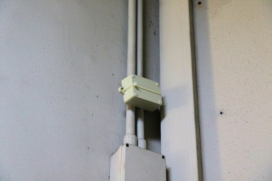 ケーブルカー駅構内に設置されたビーコン（送受信装置）（撮影：橋爪智之）