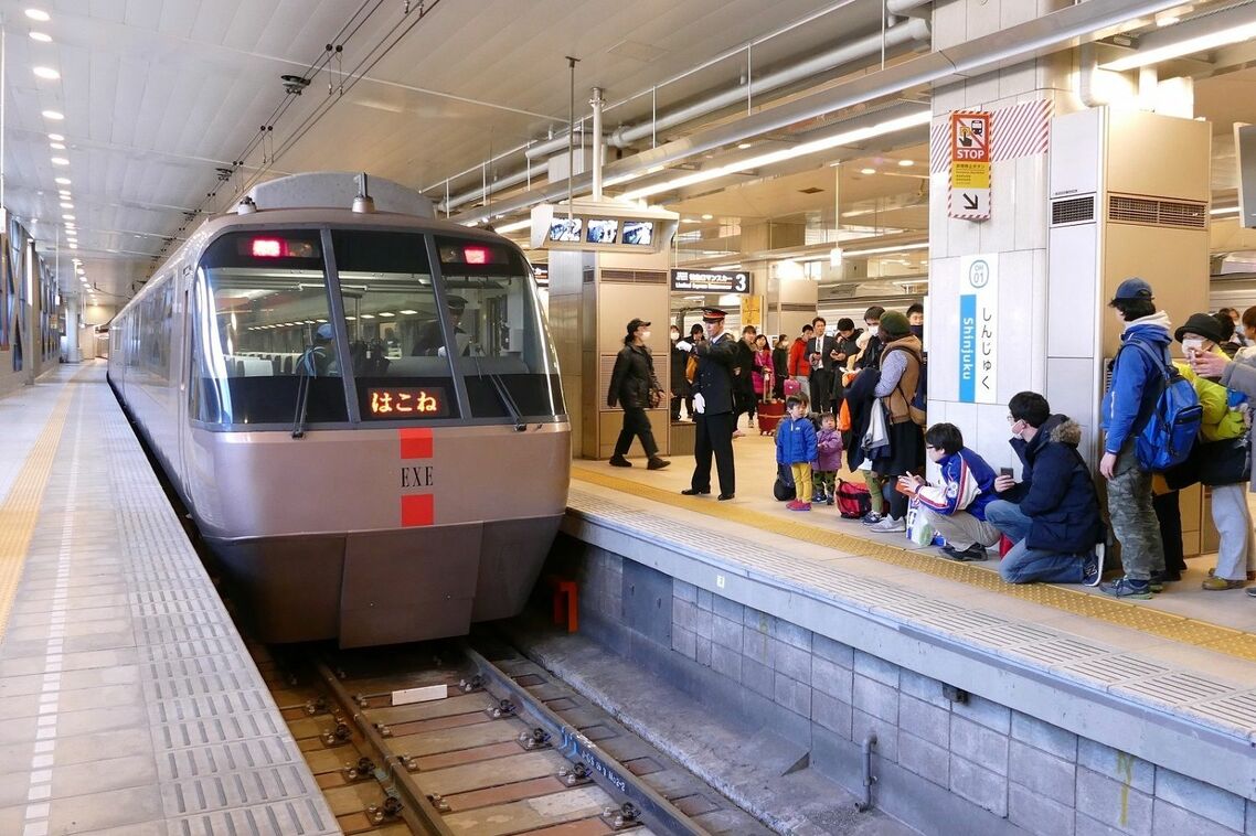 EXEαのデビュー当日に新宿駅へ入線した