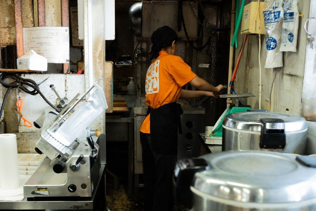 豚骨スープを作る様子