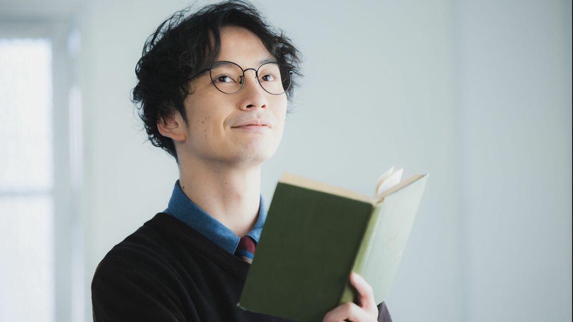 本を読む男性