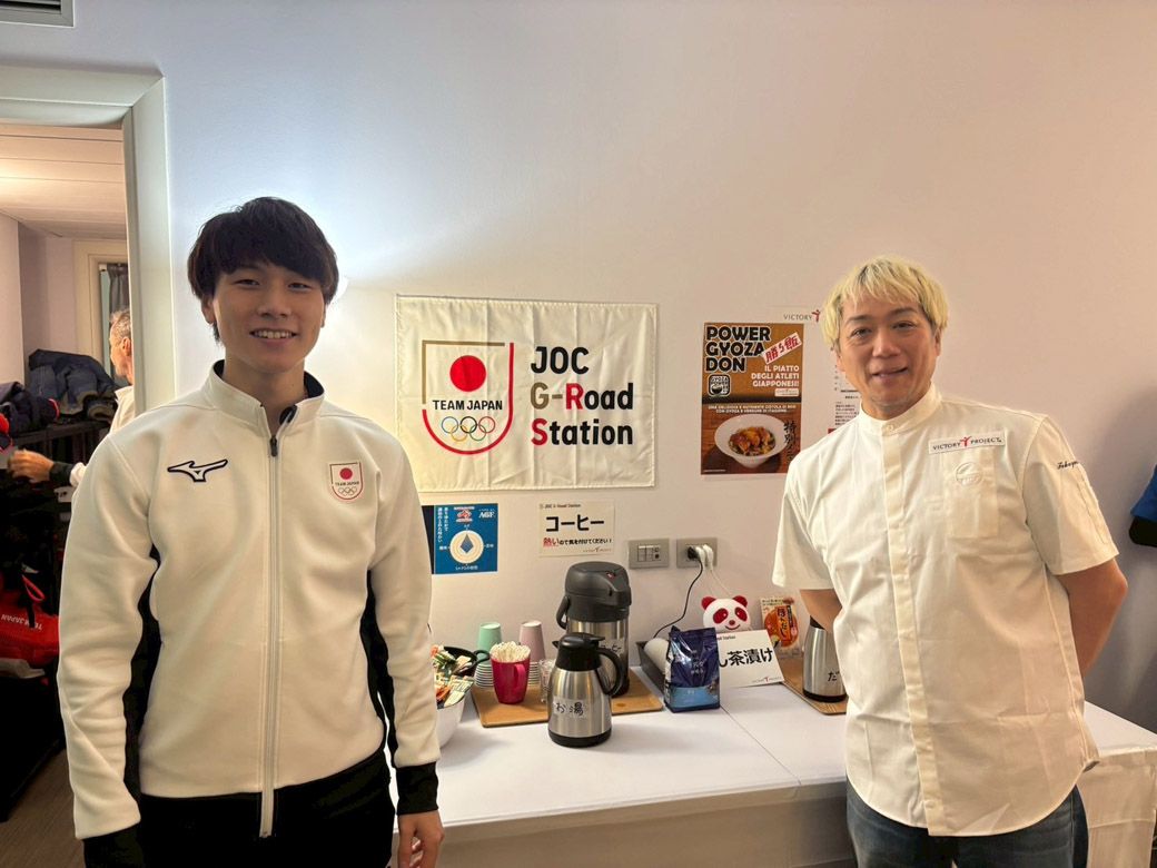 スピードスケートの森重航選手と徳吉洋二さん（写真：ⓒJOC／味の素社）