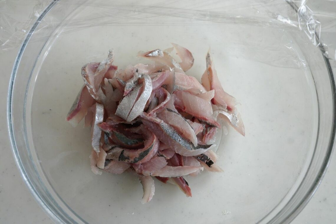 薄く切ったアジ