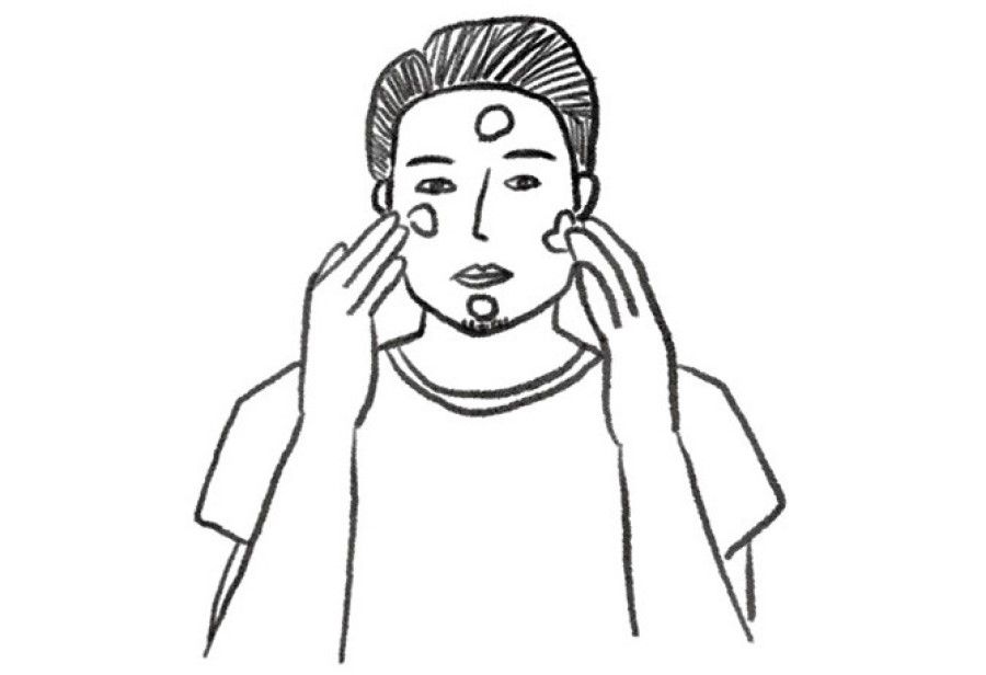 手のひらの洗顔料を反対の手の指で額、両頬、顎に置き、両手の親指以外の4本指でくるくると肌になじませる。擦らないように（イラスト：kaeko）