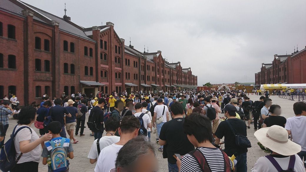 2017年に横浜で開催されたポケモンGOリアルイベントの様子。人混みは凄まじいが、周囲の景色を楽しんでいる様子はない（筆者撮影） 