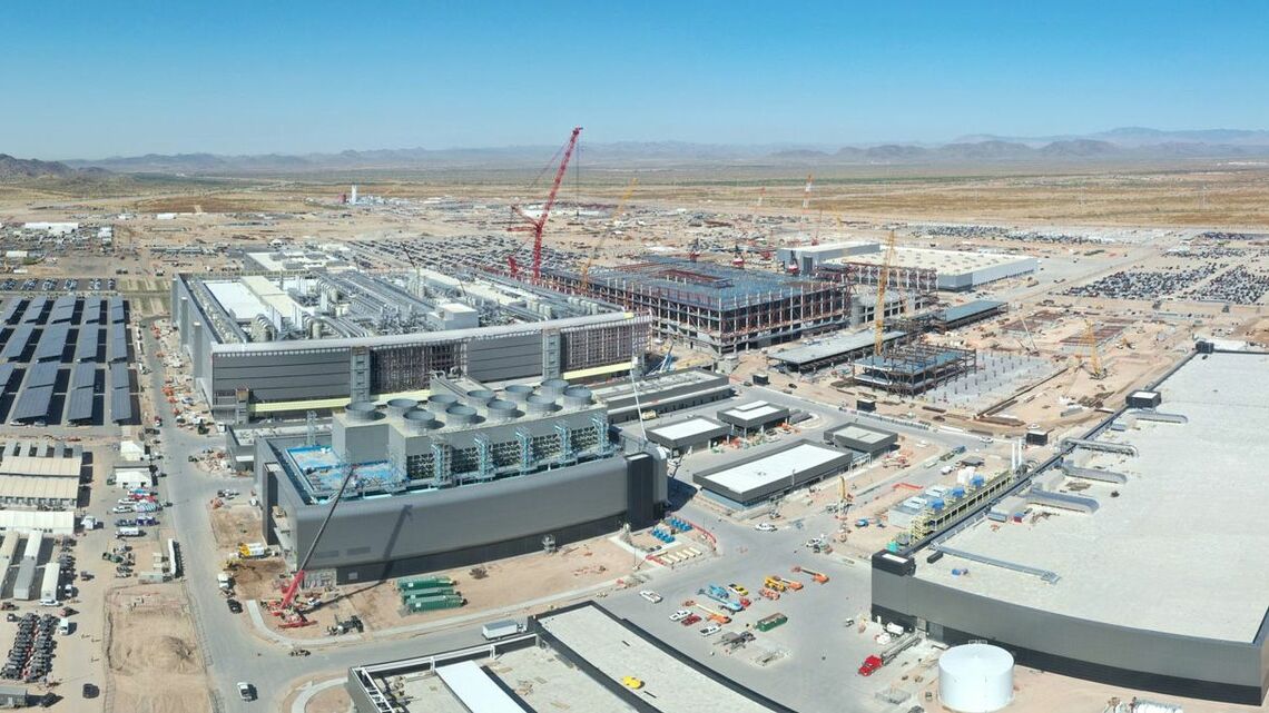 TSMCはアメリカ政府の要請に応じ、世界最先端のプロセス技術をアリゾナ工場に導入する。写真は建設中の第1工場と第2工場（同社ウェブサイトより）