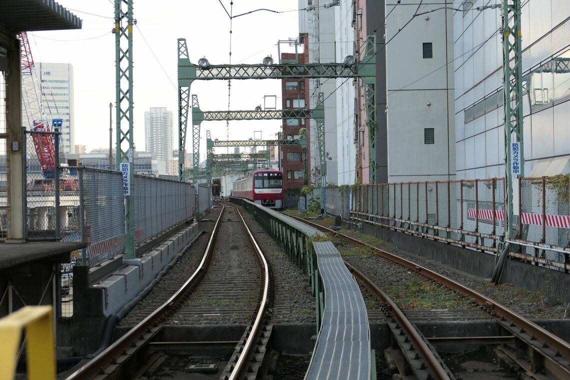 京急品川駅引き上げ線の列車