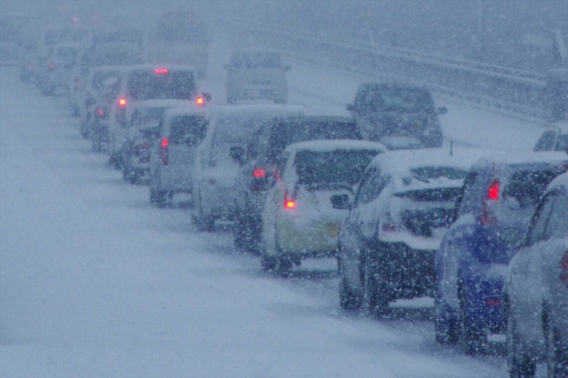 一方を閉鎖すれば、他方にクルマが流れ込む （写真はイメージ：弘前・写心観 / PIXTA）