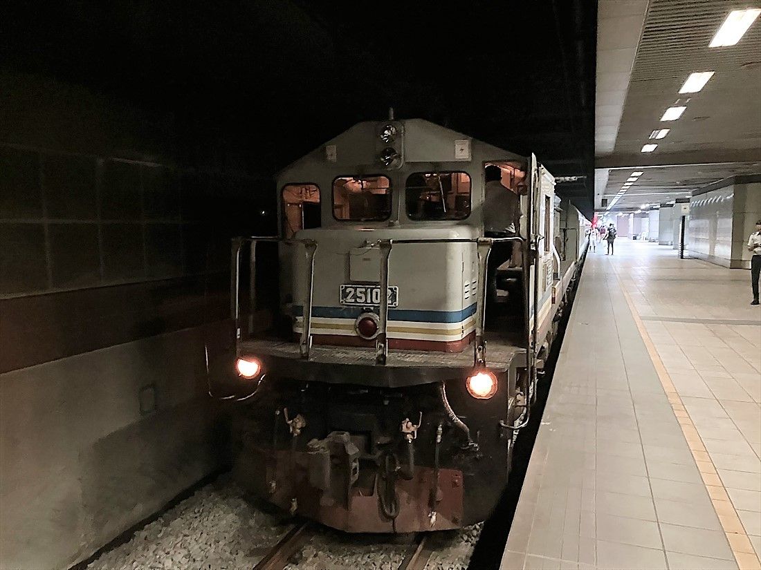 臨時列車はディーゼル機関車の牽引で一路タイ国境へ＝2023年9月、KLセントラル駅（筆者撮影）
