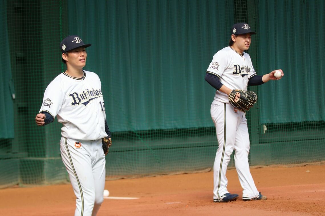 2023年キャンプでの山本由伸と宮城大弥（写真：筆者撮影）