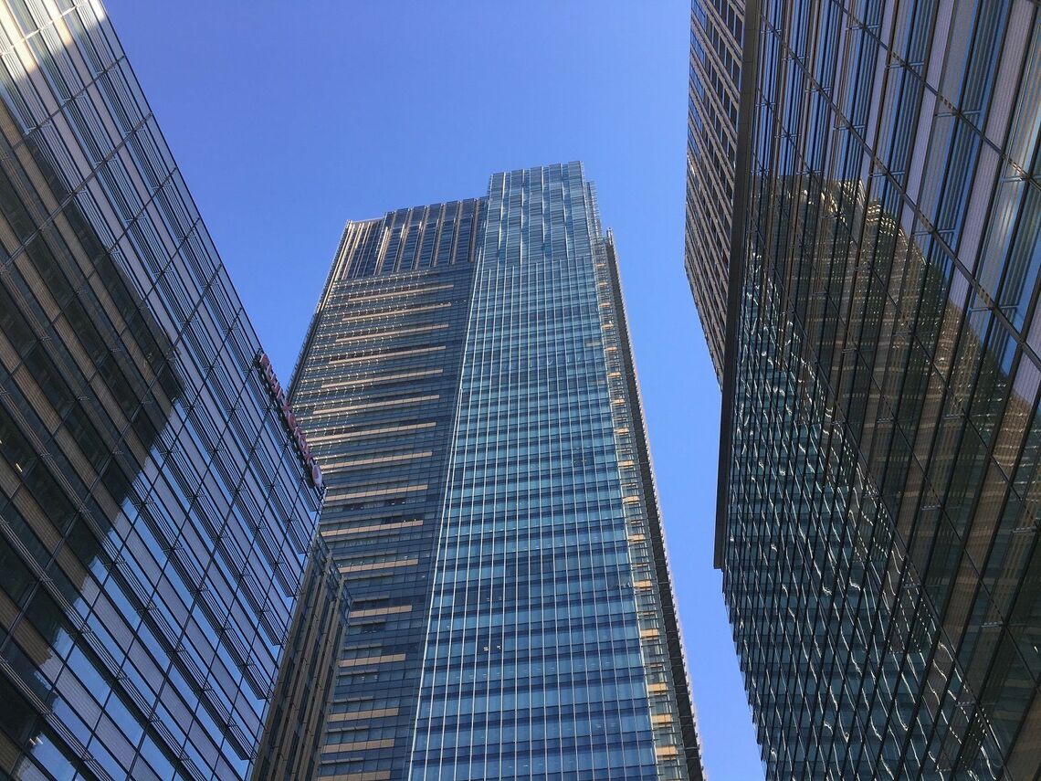 「東京ミッドタウン」にはオフィス棟も連なる（2018年10月。筆者撮影）。