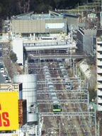 建設中の原宿駅新駅舎（奥）。今年3月21日から