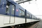 車体カラーは紺と白に銀帯