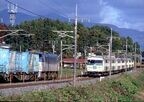 東北本線で貨物列車とすれ違う