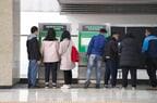 チケット販売機に並ぶ利用者ら