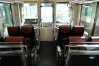 運転席後ろはクロスシート