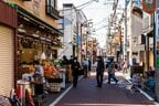 平日の昼過ぎから多くのお客で活気づく、商店街の中の