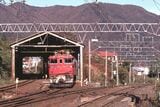 峠駅のスイッチバックを通過するEF71形牽引の普通列車＝1988年（撮影：南正時）