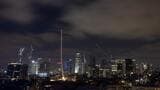 2025年6月15日、イスラエルのテルアビブで、着弾する弾道ミサイルを迎撃するために防空ミサイル網「アイアン・ドーム」ミサイルが発射されている（写真・2025 Bloomberg Finance LP）