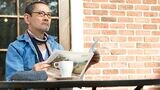 新聞を読む定年退職後の男性