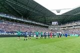 試合後に選手と観客が一緒に頭上で手拍子を打つ「ガンバクラップ」©GAMBAOSAKA