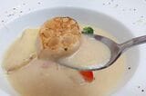 オニオンポタージュは具沢山。れんこんには焼き色もついて、おうちで食べるのとはひと味違います（筆者撮影）