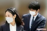 都内私立小学校の入学式にやってきた向井理と国仲涼子（2022年）（写真：週刊女性PRIME編集部）