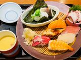 季節のにぎりすし盛り合わせ（夏限定メニュー）に茶わん蒸しをプラス（筆者提供）