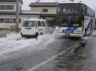 地盤沈下に苦しむ石巻市､満潮時に床上浸水､通学･買い物にも支障