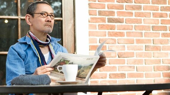 新聞を読む定年退職後の男性