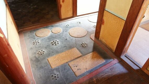 石などを埋め込んだ廊下