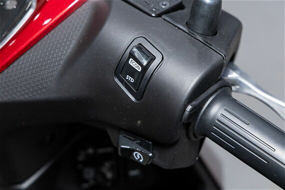 右手で簡単に走行モードを切り替えられるようにスイッチを配置