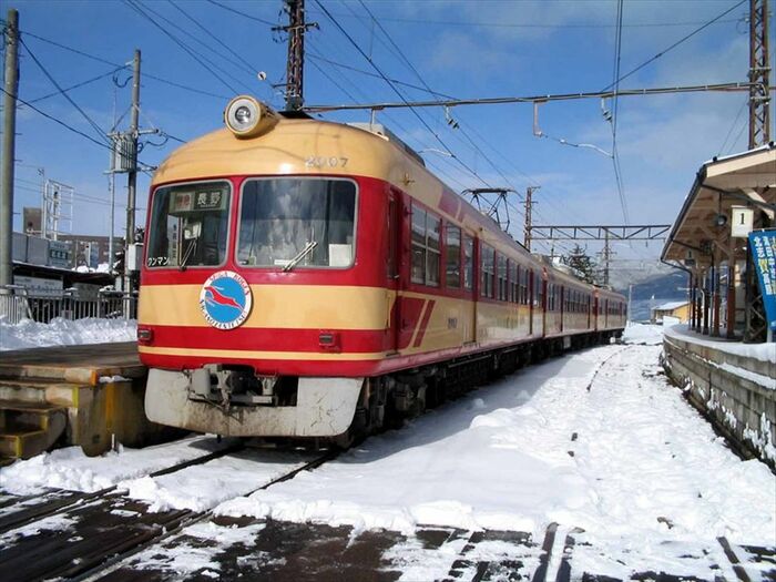 長野電鉄の特急車両2000系。2012年に引退した