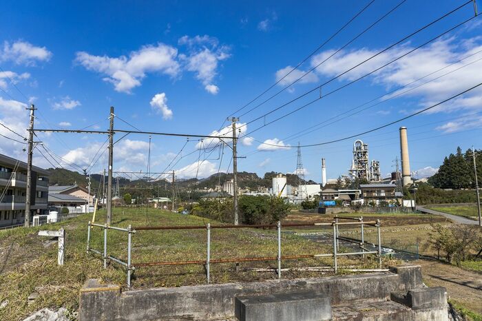 今でも貨物線の架線柱などが残されている