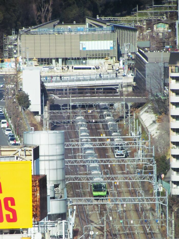 建設中の原宿駅新駅舎（奥）。今年3月21日から
