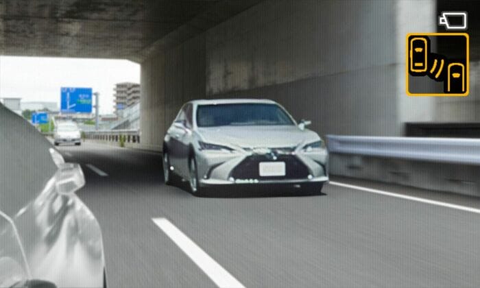 車両左右後方の映像を車内のディスプレイに表示