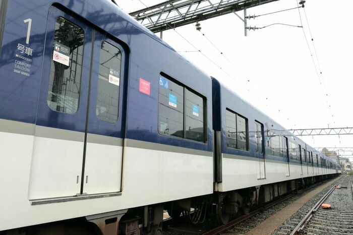 車体カラーは紺と白に銀帯
